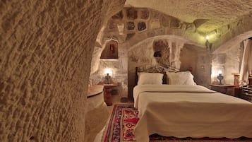 Deluxe Suite | 1 bedroom, premium bedding, minibar, individually decorated
