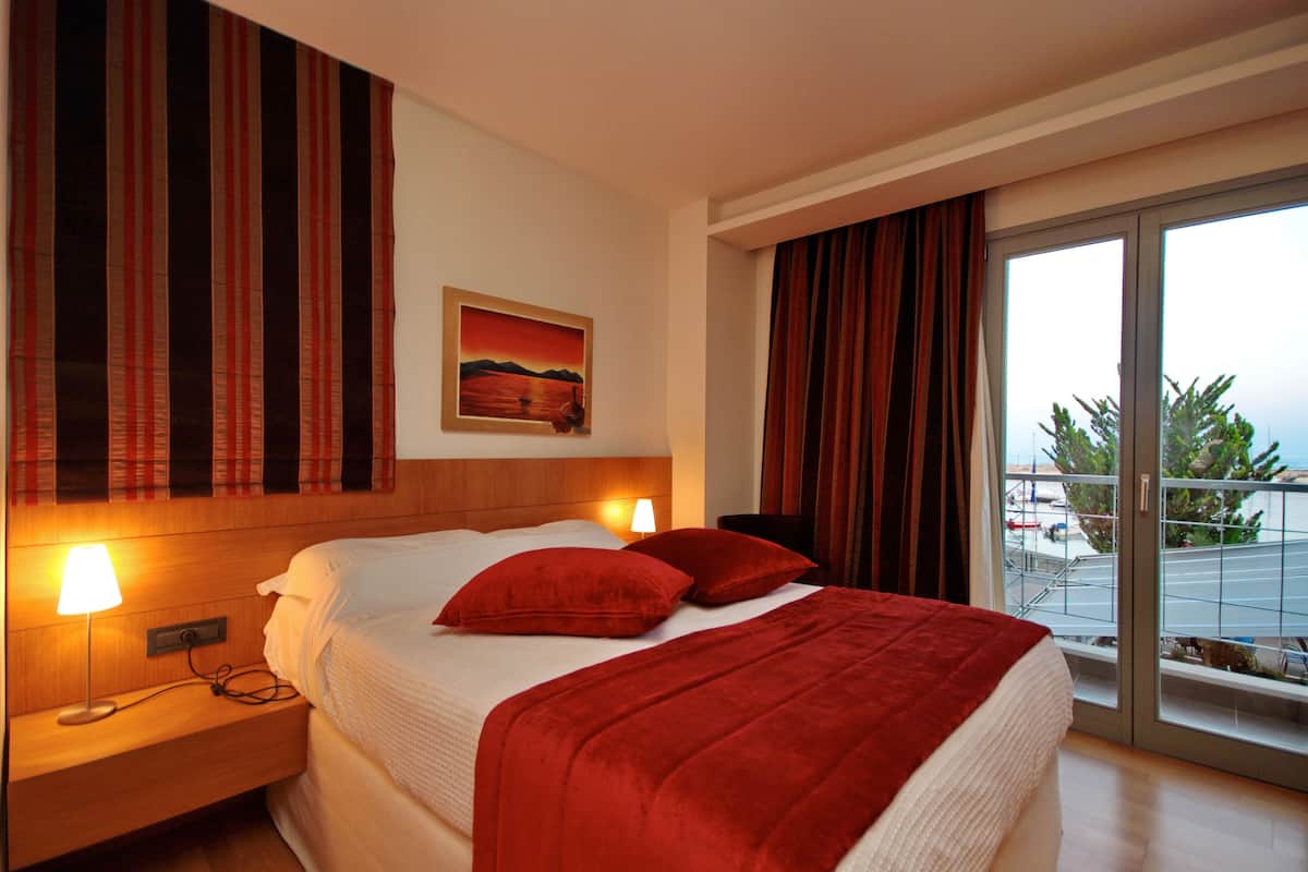 Suite Superior, vista mare | Biancheria da letto di alta qualità, minibar, ferro/asse da stiro
