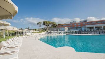 Sisäuima-allas ja ulkouima-allas avoinna 9.00–19.00, aurinkovarjoja