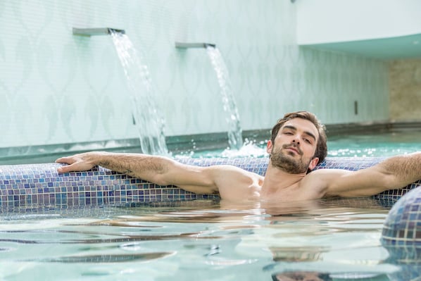 Innenpool, Außenpool, Sonnenschirme, Liegestühle