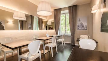 Tägliches Frühstücksbuffet (6 EUR pro Person)