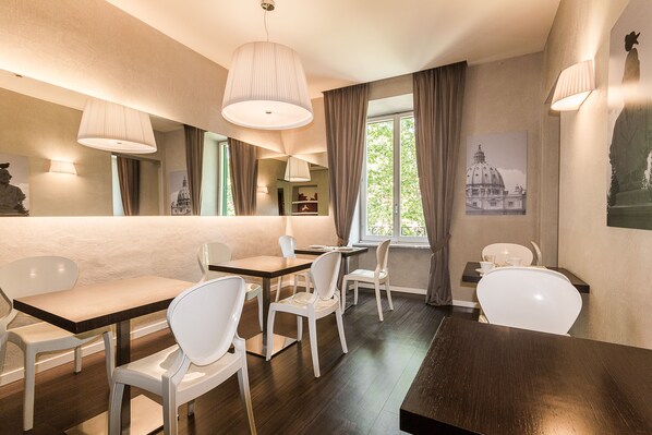 Dagelijks ontbijtbuffet (EUR 6 per persoon)