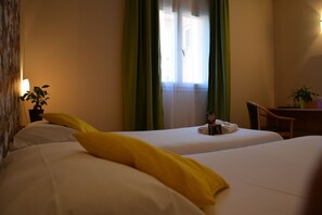 Standard Twin Room | Individually decorated, individually furnished, desk, laptop workspace - Le Clos des Médiévales (Le Thoronet)