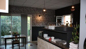 Daily buffet breakfast for a fee - Le Clos des Médiévales (Le Thoronet)