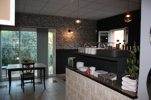 Petit déjeuner buffet (8 EUR par personne)