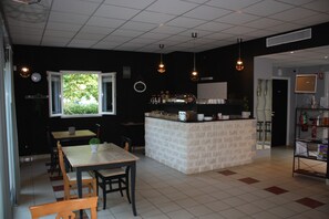 Daily buffet breakfast for a fee - Le Clos des Médiévales (Le Thoronet)