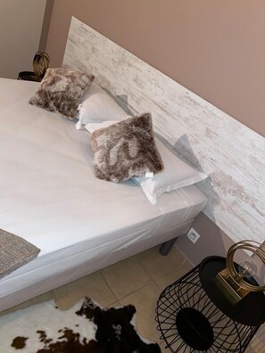 Standard Double Room | Individually decorated, individually furnished, desk, laptop workspace - Le Clos des Médiévales (Le Thoronet)