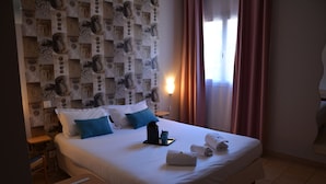 Standard Double Room | Desk, laptop workspace, blackout curtains - Le Clos des Médiévales (Le Thoronet)