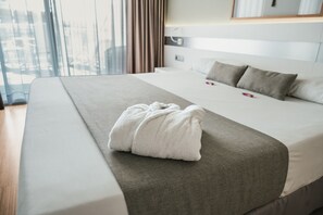 Suite, 1 cama King size, Terraza, frente al mar | Ropa de cama de alta calidad y minibar 