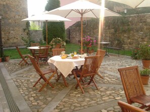 Se sirven desayunos, comidas y cenas con vista al jardín 