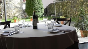 Petit déjeuner, déjeuner et dîner servis sur place, vue sur le jardin