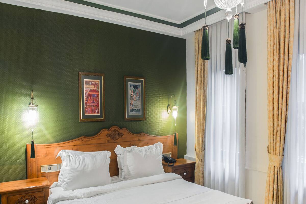 Economy Room | Egyptian cotton sheets, premium bedding, down duvets, pillow-top beds