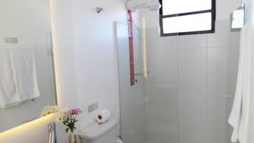 Produtos de toalete grátis, secador de cabelo, toalhas de banho