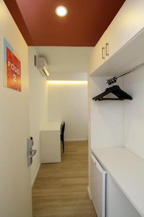 Ropa de cama hipoalergénica y minibar 