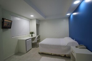 Enkeltrom | Allergitestet sengetøy, minibar, safe på rommet og skrivebord