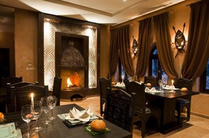 供应早餐、午餐和晚餐，泳池景观