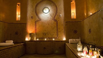 Een sauna, een Turks bad/hammam, lichaamsbehandelingen, body scrubs