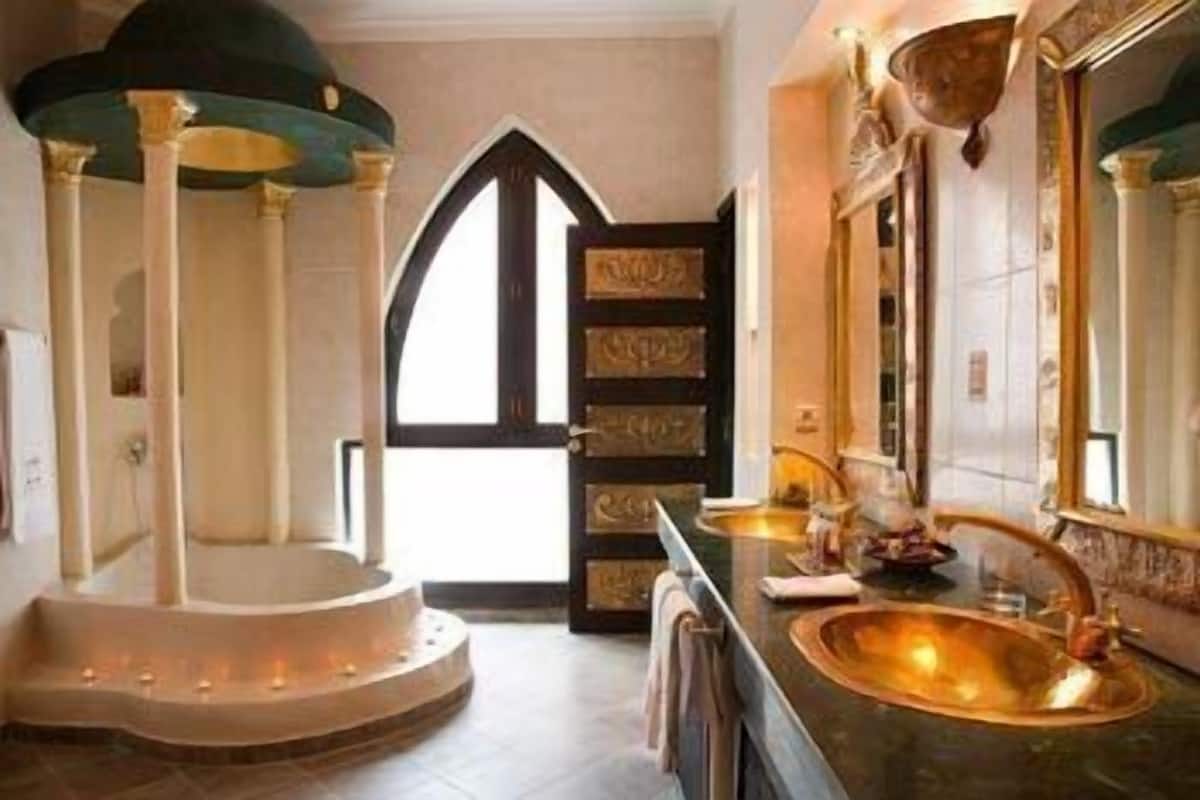 junior suite (alexander the great) | bathroom | combined shower/bathtub, deep-soaking bathtub, free toiletries