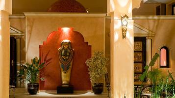 Lobby-lounge