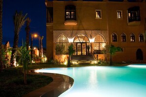 室外游泳池，池畔遮阳伞，日光浴躺椅