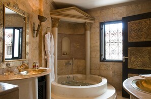 Habitación junior (Gladiator) | Baño | Ducha y bañera combinadas y bañera profunda