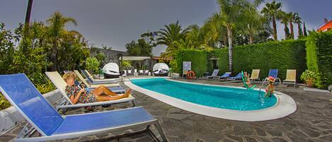 Kolam renang outdoor, dengan payung kolam renang dan kursi berjemur