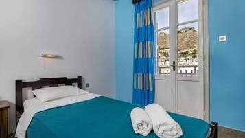 Habitación con 2 camas individuales (Front View) | Cunas gratuitas, wifi gratis y ropa de cama