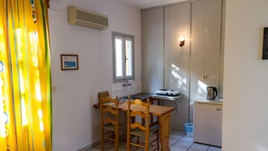 Free cots/infant beds, free WiFi, bed sheets - Elefteria (Leros)