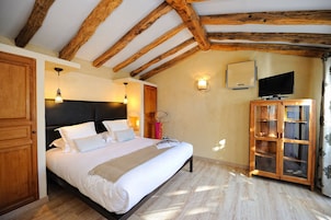 Superior Suite | Premium bedding, minibar, in-room safe, individually decorated