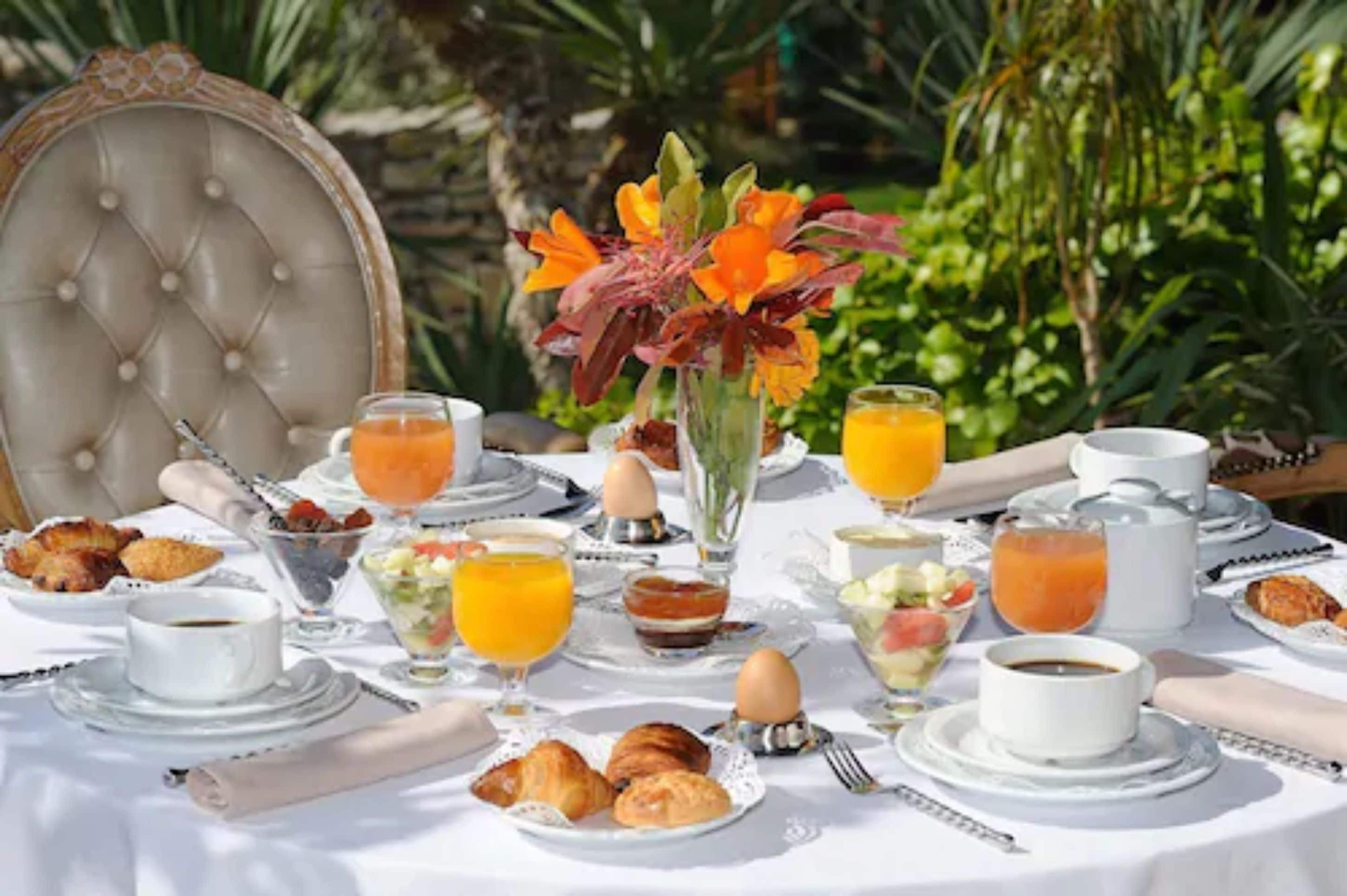 daily buffet breakfast (eur 29 per person)