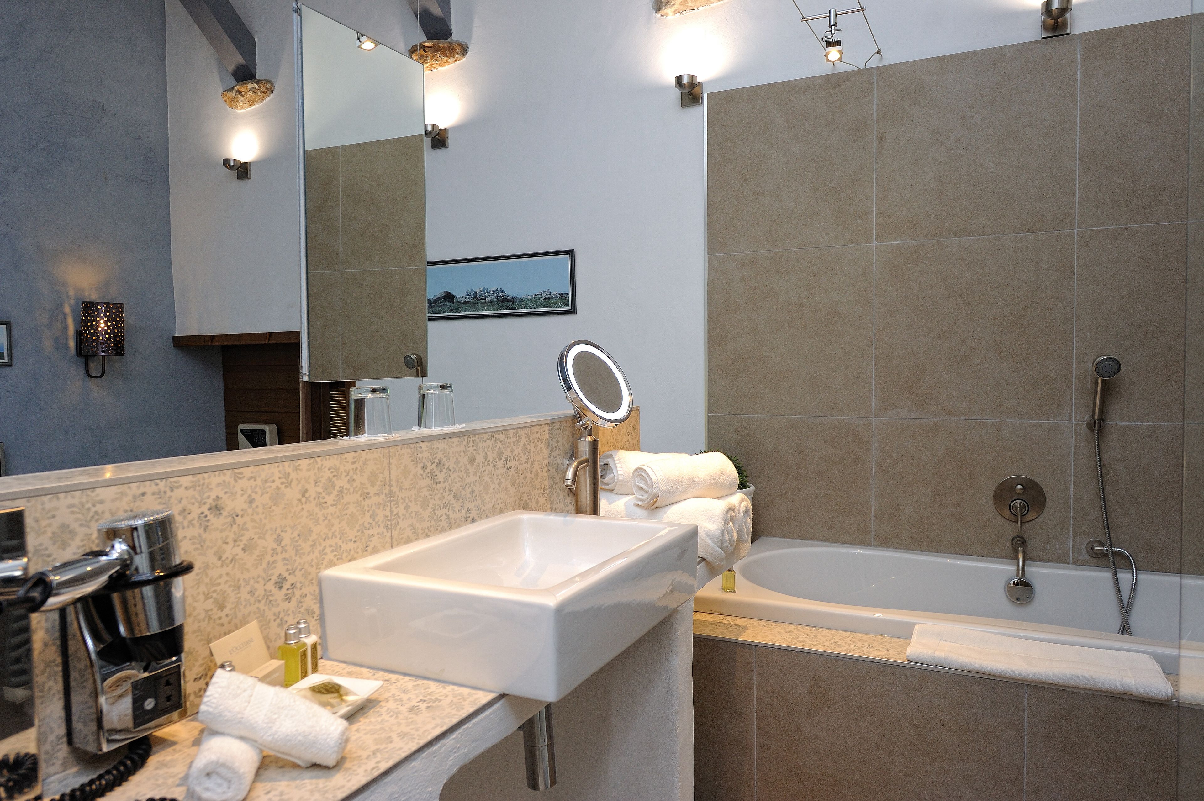 Un baño moderno con un lavamanos grande, un espejo, una bañera y una ducha.