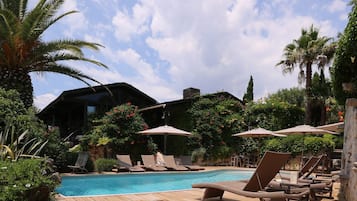 Piscine extérieure (ouverte en saison), parasols de plage