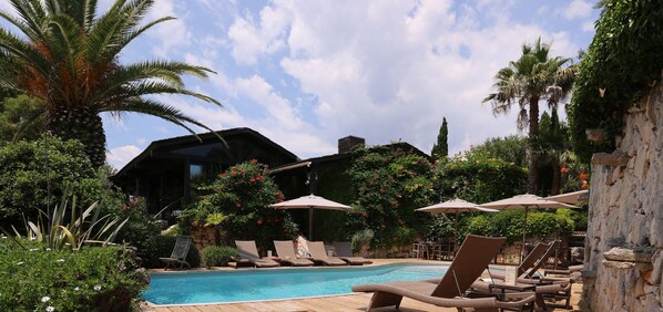 Piscina a l'aire lliure de temporada (horari: 07:30-19:00) i para-sols