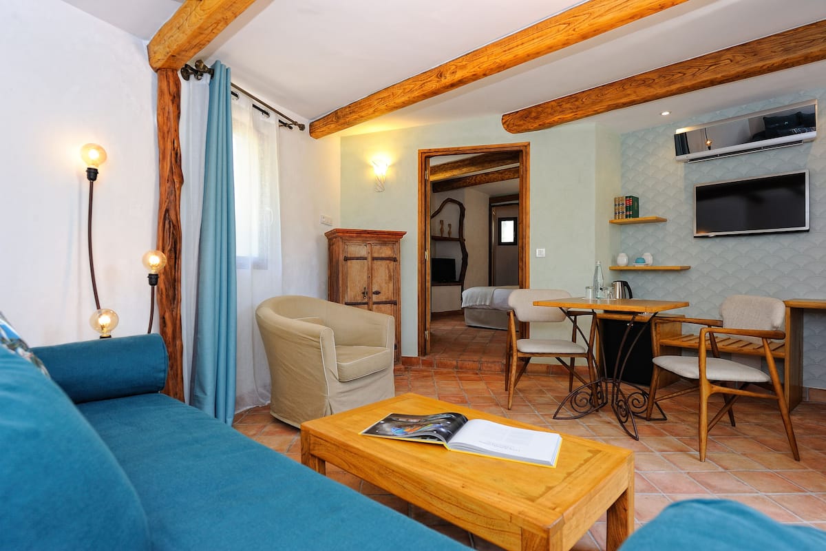 Suite, Garden View | Premium bedding, minibar, in-room safe, individually decorated