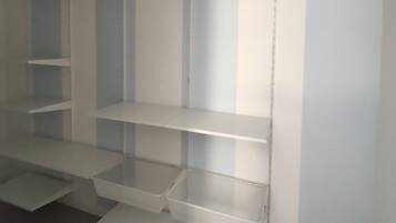 Chambre Confort Double ou avec lits jumeaux | Armoire