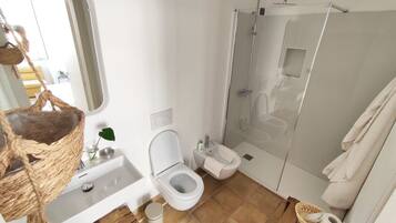 Deluxe-Zimmer | Badezimmer | Dusche, Haartrockner, Bidet, Handtücher