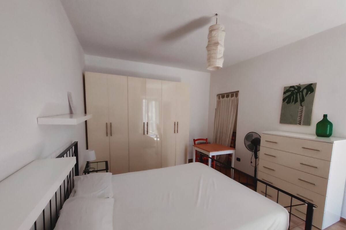 Bedroom with double bed | Egyptian cotton sheets, down duvets, desk, laptop workspace