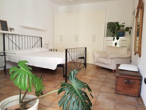 Bedroom with double bed | Cadar kapas Mesir, gebar bulu kapas, meja, ruang kerja komputer riba 