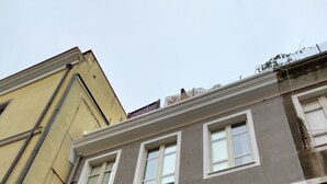 A multi-story building with a balcony featuring metal railings. - Casa Marina (Cagliari)