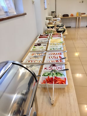 A buffet with various food items and utensils. - Villa Tilia (Polanica-Zdroj)