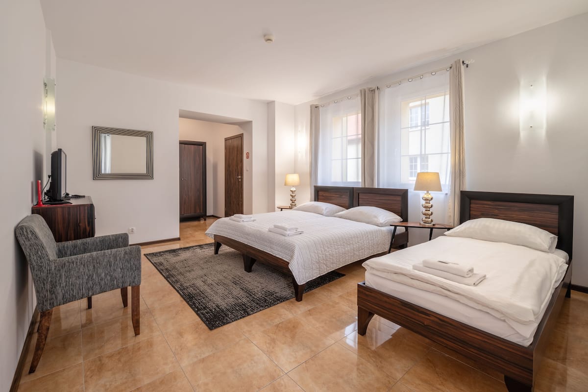 Driepersoonskamer | 1 slaapkamer, luxe beddengoed, een strijkplank/strijkijzer, gratis wifi