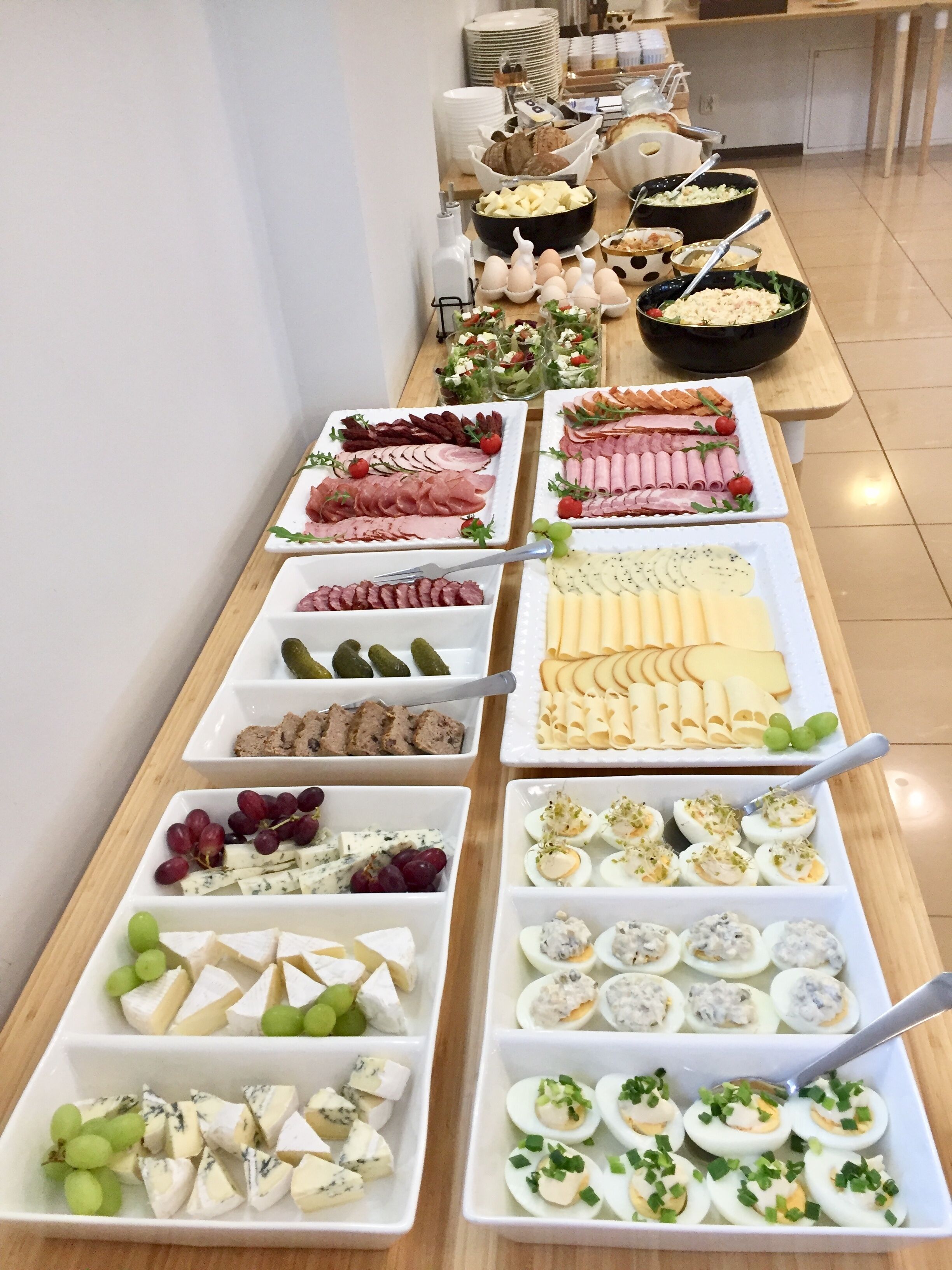 朝食 (ビュッフェ)、毎日提供 (無料)