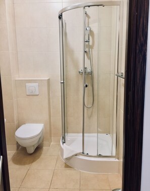 Douche, sèche-cheveux, serviettes fournies