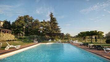 Piscina externa sazonal, funciona das 8h às 21h, guarda-sóis