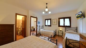 Quarto quádruplo | Individualmente mobiliados, escrivaninha, cortinas blackout