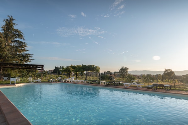 Piscine extérieure (ouverte en saison), parasols de plage