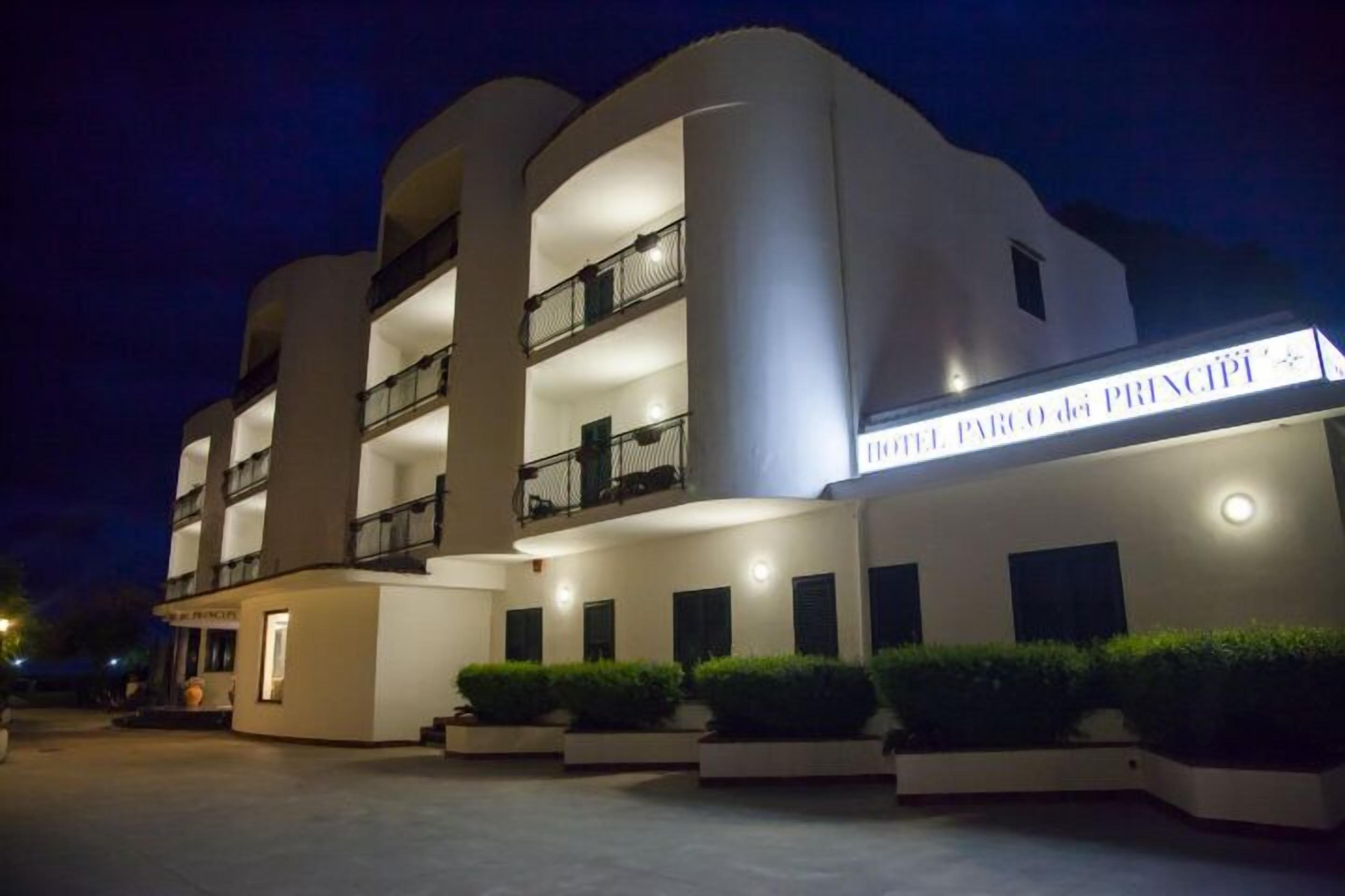 Un hotel moderno a più piani, con un design architettonico elegante, balconi e un ingresso ben illuminato.
