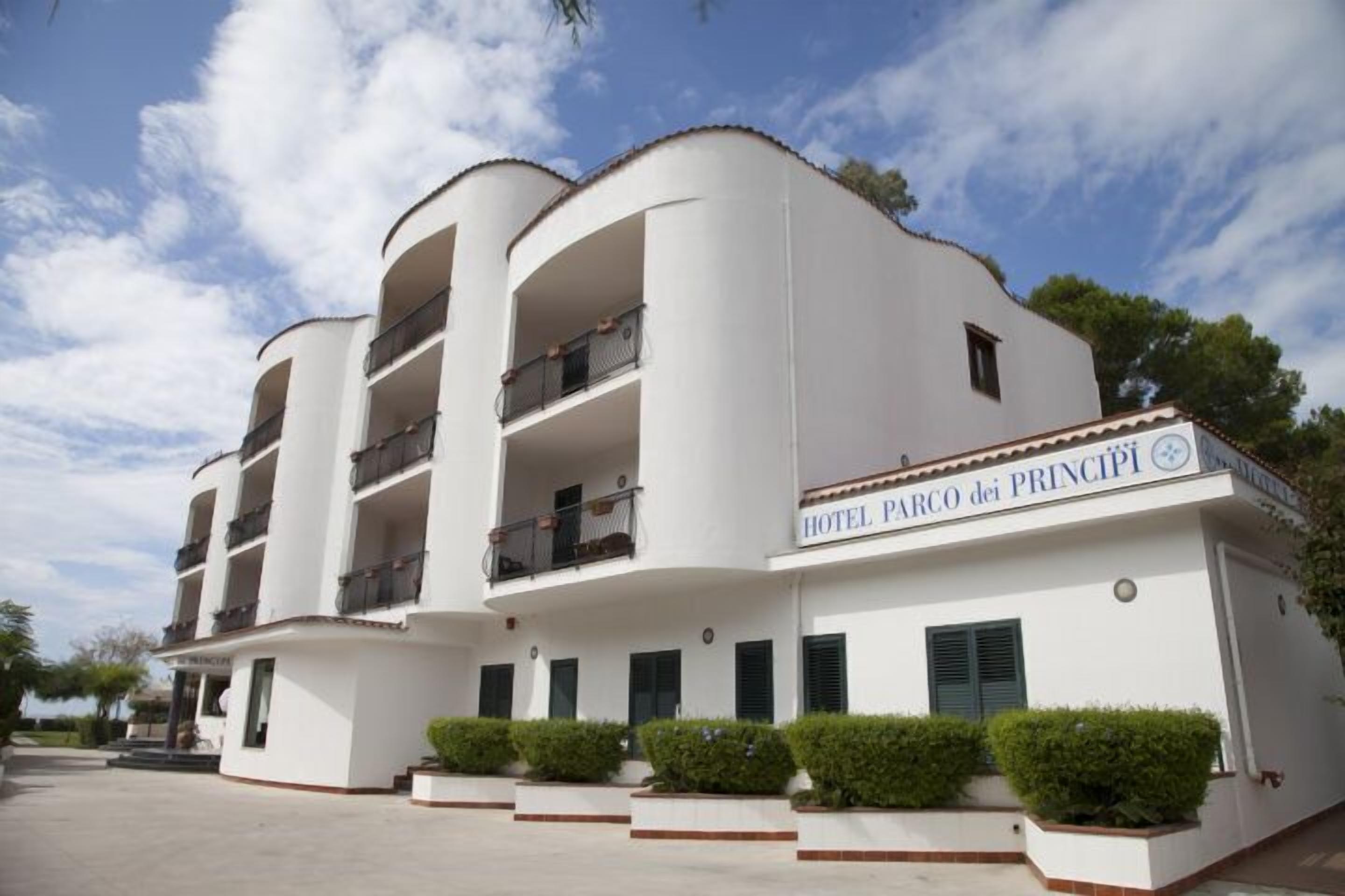 Un hotel de diverses plantes amb balcons i un cartell que diu "HOTEL PARCO dei PRINCIPI".