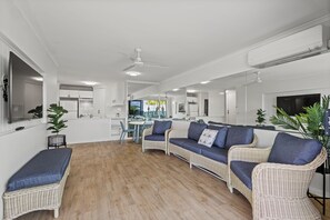 Spinnaker 2 Bedroom, Level 2 (No Parking - External Apartment) | Oleskelualue | Taulutelevisio
