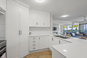 Spinnaker 2 Bedroom, Level 2 (No Parking - External Apartment) | Private kitchen | Full-size fridge, microwave, oven, stovetop - Malibu Mooloolaba (Mooloolaba)